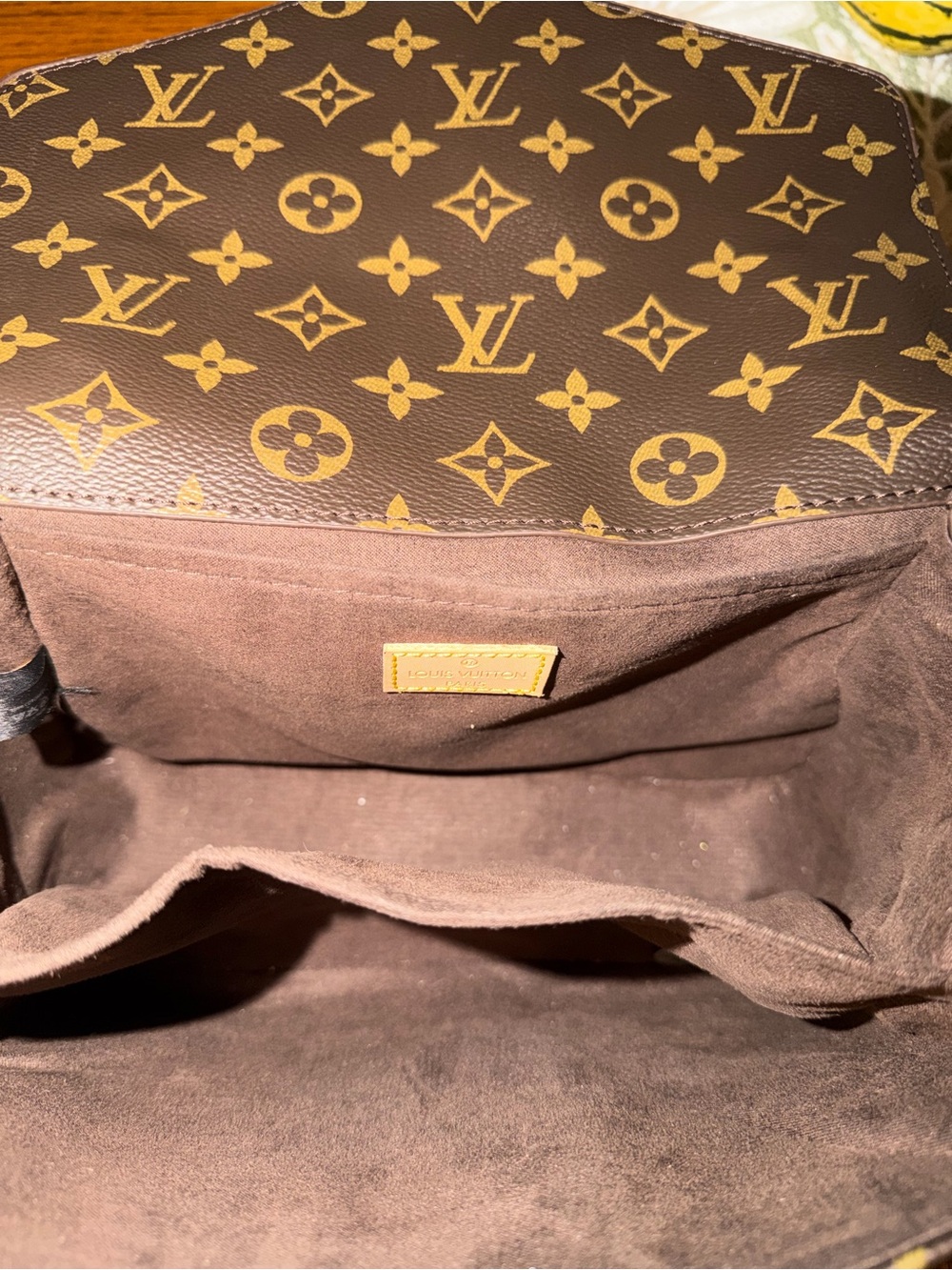Leather Monogram crossbody in Brown. Suede inside lining. - Picture 4 of 4